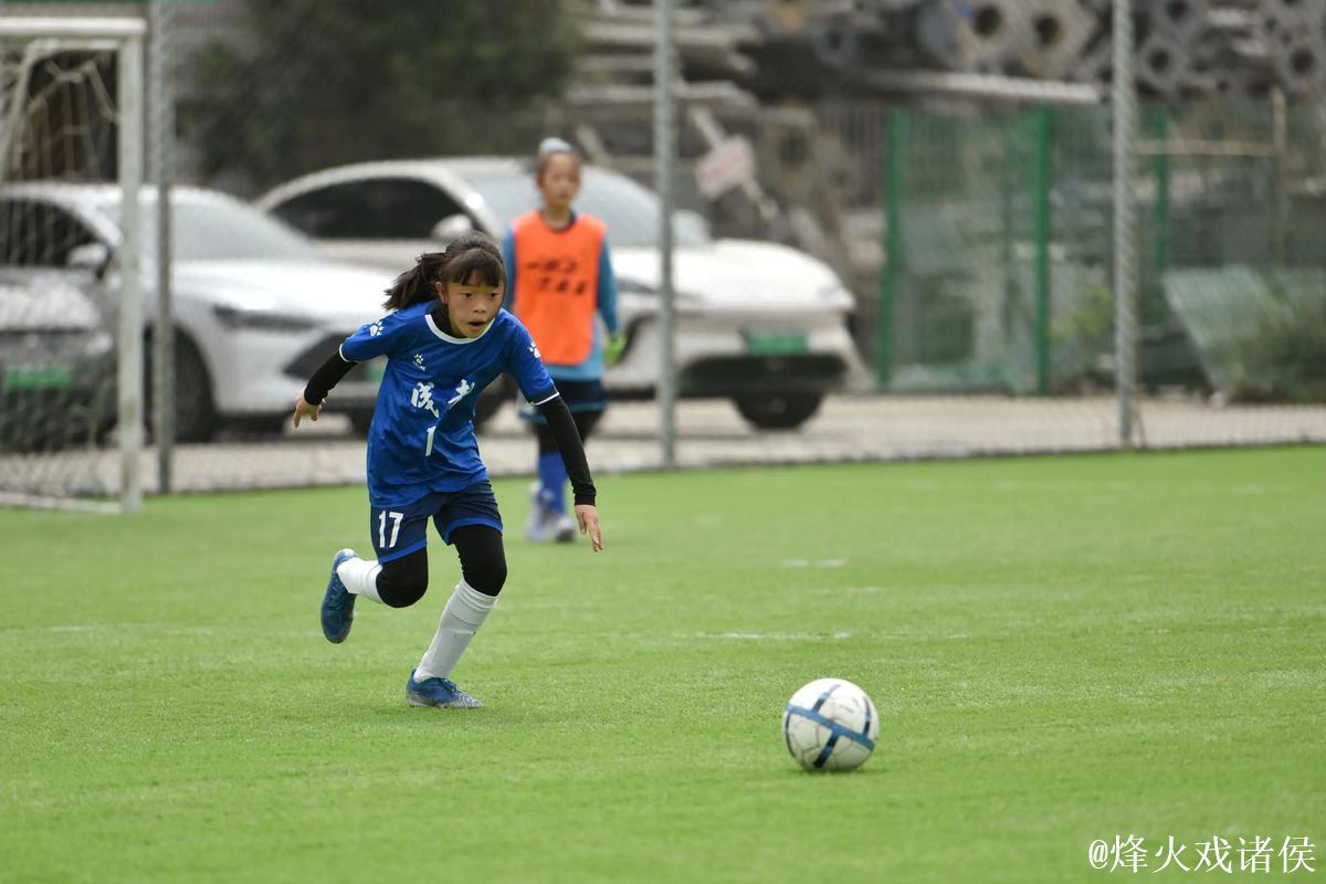 用足球链接梦想:公益纪录片聚焦四川小学女足青训 用足球链接梦想:公益纪录片聚焦四川小学女足青训